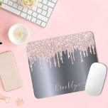 Zilver blush roze glitter spartelmonogram muismat<br><div class="desc">Een elegant, gaasje en glazen muispad. Een donkere faux zilveren achtergrond. Gedecorreerd met een wazige roze mousserende faux glitterdruppels, een druppelaar voor verf. Een beetje alledaagse luxe en gokken. Personaliseer en voeg jouw naam toe. De naam wordt geschreven met een modern handgeschreven stijlmanuscript met letters. Roos goudkleurige letters. Als u...</div>