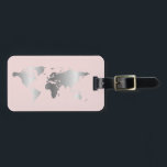 Zilver blush Wereldkaart elegant Bagagelabel<br><div class="desc">Modern en chic,  dit bagagelabel heeft een faux zilveren wereldkaart. Voeg u naam en adres aan de rug voor een echt gepersonaliseerd bagagelabel toe.</div>