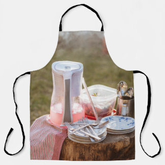 Zilver- en blauwe glazige keramische borden en pit schort