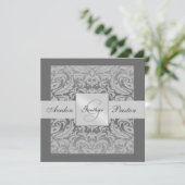 Zilver en grijs Monogram Damask Border Uitnodiging (Staand voorkant)