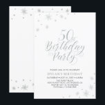 Zilver en wit | Modern Chic 50th Birthday Party Kaart<br><div class="desc">Laten we je 50ste verjaardag vieren met deze stijlvolle feestelijke uitnodiging. Dit ontwerp is voorzien van een microfoon-typografie aan de voorzijde en een zilversparkle met een foto aan de achterzijde. Vervang de steekproeffoto met van u of schrap het als u het niet wilt. De achtergrondkleur wordt geplaatst aan wit, maar...</div>