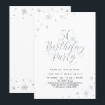 Zilver en wit | Modern Chic 50th Birthday Party Kaart<br><div class="desc">Laten we je 50ste verjaardag vieren met deze stijlvolle feestelijke uitnodiging. Dit ontwerp is voorzien van een microfoon-typografie aan de voorzijde en een zilversparkle met een foto aan de achterzijde. Vervang de steekproeffoto met van u of schrap het als u het niet wilt. De achtergrondkleur wordt geplaatst aan wit, maar...</div>