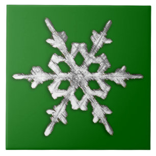 Zilver en witte sneeuwvlok op pijngroen tegeltje