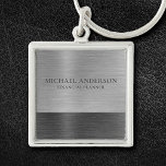 Zilver Geborsteld Metaal Metaal Monogram Naam Sleutelhanger<br><div class="desc">Een klassieke zilvergrijze geborsteld metaal gepersonaliseerde sleutelhanger. Coördineert met andere kantoorbenodigdheden waaronder multomappen,  notitieboeken en pennen. Ontworpen voor u door Blackberry Boulevard.</div>
