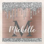 Zilver Glitter Drips Roze Gouden Naam Initiaal Glazen Onderzetter<br><div class="desc">Elegante, meisjesachtige zilveren glinster druppels naam en gegraveerde glazen onderzetter. Dit ontwerp heeft zilver-grijze glinster druppels op een namaak roze gouden metalen achtergrond met een op maat gemaakte initiaal en voornaam tekst sjabloon. Perfect vrouwelijk cadeau voor vriendin, zus, moeder, verjaardag, sweet 16 verjaardagsfeest, bruidsfeest, trouwen, visagist, schoonheidssalon eigenaren, modeblogger of...</div>