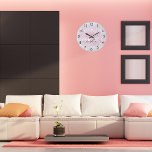 Zilver glitter roze stofdop grote klok<br><div class="desc">Een faux zilveren metalen achtergrond,  versierd met roze faux glitter stof. Personaliseer en voeg jouw naam toe die met een trendy hand geschreven stijlmanuscript met swashes wordt geschreven. Om de spoelbeurten te houden schrap slechts de steekproefnaam,  verlaat de ruimten of emoji's voor en na de naam.</div>