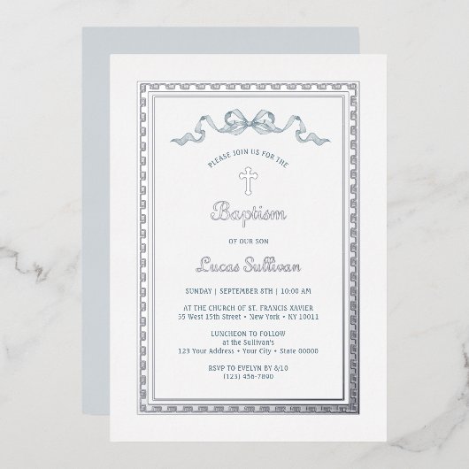 Zilver Grieks Lijst Dusty Blue Bow doop Folie Uitnodiging (Voorkant / Achterkant)