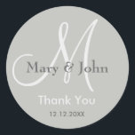 Zilver grijs Dank je bruiloft monogram zegel<br><div class="desc">Monogram Initiaal Stickers met bruid- en bruidenaam, datum van de bruiloft en een dankbetuiging om je dankbaarheid uit te spreken op je trouwdag of een speciale gelegenheid. Er zijn meer kleuren beschikbaar voor uw keuze. U kunt de kleur en de doopvont ook aanpassen gebruikend de pas het eigenschapknoop onder het...</div>