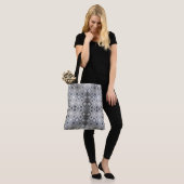 Zilver & Grijs Geometrisch Abstract Rooster Textuu Tote Bag (Op model)