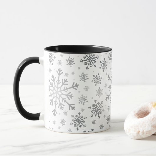 Zilver grijze kerstsopflakken op de Winterwitte Mok (Met donut)