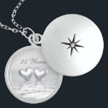 Zilver Jubileum Hearts Locket Ketting<br><div class="desc">Locket met mijn eenvoudige computer artwork van twee zilveren harten zweven op water.  tekst zegt "25 jaar".</div>