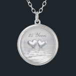 Zilver Jubileum Hearts Zilver Vergulden Ketting<br><div class="desc">Ketting met mijn zilveren afbeelding van twee harten die op water drijven. In de  tekst staat "25 jaar".</div>