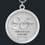 Zilver Jubileum Ketting<br><div class="desc">25 jaar huwelijk is reden om te vieren. Eet dat speciale stel in stijl met dit keepomwille ketting. Met een berooide zilverachtergrond wordt de grote "2-5"-inch overdruk met uw aangepaste tekst ongedaan gemaakt. Voeg de naam en trouwdatum van het stel toe. Overeenkomende producten beschikbaar. Let op: bij dit artikel wordt...</div>