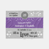 Zilver Jubileum paarse en grijs nog steeds verlief Fleece Deken (Voorkant (Horizontaal))