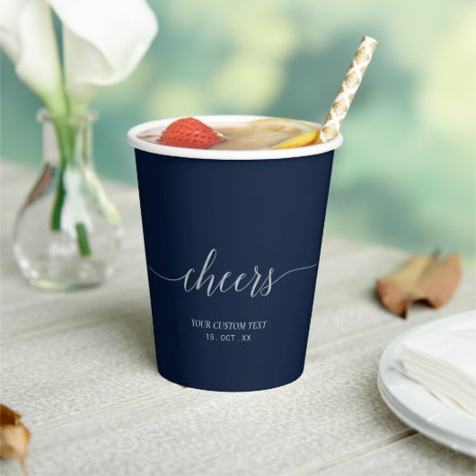 Zilver & Navy Elegant Script Proost Aangepast Fees Papieren Bekers (Insitu)