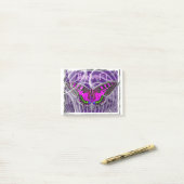 Zilver omhulde kleurrijke vlinder met wervelingen post-it® notes (Op bureau)