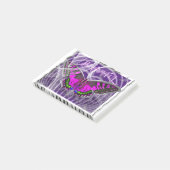 Zilver omhulde kleurrijke vlinder met wervelingen post-it® notes (Schuin)