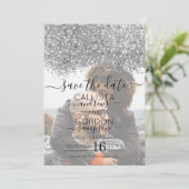 Zilver Paarse Glitter Confetti Foto Bruiloft Save The Date (Staand voorkant)