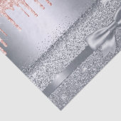 Zilver roos goudglitter druppelt op verbluffende e tissuepapier (Detail)