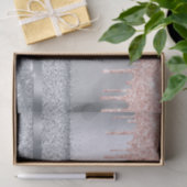 Zilver roos goudglitter druppelt op verbluffende e tissuepapier (Geschenk)