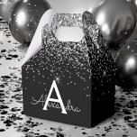 Zilver Zwart Glitter & Sparkle Monogram Bedankdoosjes<br><div class="desc">Zilver en zwart Faux Glitter en Sparkle Elegant geschenkdoos. Deze geschenkdoos kan worden aangepast om uw initiaal en voornaam op te nemen en maakt een geweldige verjaardags-,  bruiloft-,  vrijgezellenfeest-,  vrijgezellenfeest- of baby shower geschenkdoos. Neem contact op met de ontwerper voor aangepaste overeenkomende items.</div>