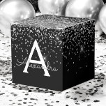 Zilver Zwart Glitter & Sparkle Monogram Bedankdoosjes<br><div class="desc">Zilver en zwart Faux Glitter en Sparkle Elegant geschenkdoos. Deze geschenkdoos kan worden aangepast om uw initiaal en voornaam op te nemen en maakt een geweldige verjaardags-,  bruiloft-,  vrijgezellenfeest-,  vrijgezellenfeest- of baby shower geschenkdoos. Neem contact op met de ontwerper voor aangepaste overeenkomende items.</div>