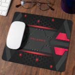 Zilver, zwart, rood, geometrisch gaming monogram muismat<br><div class="desc">De spelachtergrond voor het notitieboek is voorzien van een opvallende combinatie van rode,  zwarte en donkergrijze geometrische lijnen. De lijnen zijn gerangschikt in een boeiend patroon dat een vleugje verfijning en elegantie toevoegt aan uw gaming-setup.</div>
