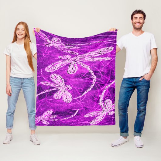 Zilverachtige libellen op een Magic Magenta Sky Fleece Deken (In situ)