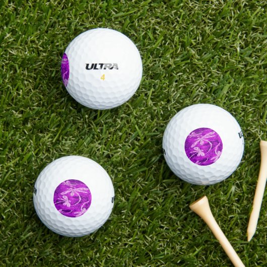 Zilverachtige libellen op een Magic Magenta Sky Golfballen (Insitu Gras)