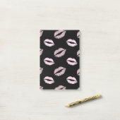 Zilverachtige Roze Kusjes Post-it® Notes (Op bureau)