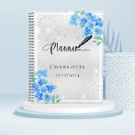 Zilverblauwe bloemen naam afspraak 2025 planner<br><div class="desc">Een faux zilveren achtergrond,  met blauwe vergeet-me-niet bloemen,  bloemen. Faux glitter stof. Personaliseer en voeg een jaar,  naam en titel toe.</div>