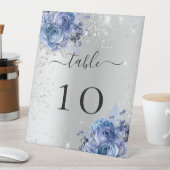 Zilverblauwe bloemen trouwtafel nummer reclamebord met voetstuk (Insitu)