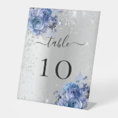 Zilverblauwe bloemen trouwtafel nummer reclamebord met voetstuk (Voorkant)