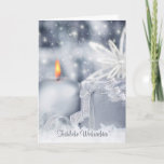 Zilverblauwe kaars, sneeuwvlokken Duitse Kerstmis Feestdagen Kaart<br><div class="desc">Snowy scene in zilveren blufse winterkleuren met kaars,  cadeaus boksen met lacy lint en sneeuwvlok De Duitse voorste tekst luidt:Gelukkig kerstfeest. Ook in het Duits: Vrolijk kerstfeest en een gelukkig nieuwjaar.</div>