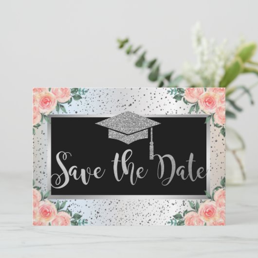 Zilveren afstudeerhoed, bloemconfetti save the date (Staand voorkant)