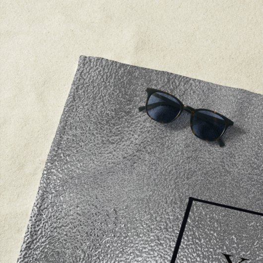 Zilveren bedrijfslogo zwart tekst zakelijk strandlaken (In situ)