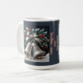 Zilveren Bellen en Hulst Kerst Aanpasbaar Koffiemok (Voorkant links)