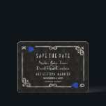 Zilveren Blauw Casino Las Vegas Poker Huwelijk   Save The Date<br><div class="desc">Uniek Casino Royale, art deco thema kaartontwerp. Het bevat vintage art deco stijl, een Roaring 1920's oude Hollywood gebroken frame met namaak zilverfolie Fleur-de-lis, blauwe harten, Q en K op twee hoeken (die speelkaarten simuleren), op Art Deco patroon achtergrond. Aan de achterkant hetzelfde Art Deco frame en patroon en initialen....</div>