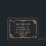 Zilveren Blauw Casino Las Vegas Poker Huwelijk   Save The Date<br><div class="desc">Uniek Casino Royale, art deco thema kaartontwerp. Het bevat vintage art deco stijl, een Roaring 1920's oude Hollywood gebroken frame met namaak zilverfolie Fleur-de-lis, blauwe harten, Q en K op twee hoeken (die speelkaarten simuleren), op Art Deco patroon achtergrond. Aan de achterkant hetzelfde Art Deco frame en patroon en initialen....</div>