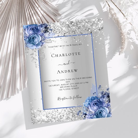 Zilveren blauwe bloemen bruiloft uitnodiging