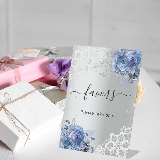 Zilveren blauwe bloemen kant gunst teken reclamebord met voetstuk