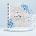 Zilveren blauwe bloemennaam afspraak 2024 planner<br><div class="desc">Een faux zilvervormende achtergrond,  met blauwe,  niet-zelfingenomen bloemen. Faux glitterstof. Een jaar,  naam en titel personaliseren en toevoegen.</div>