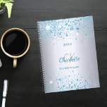 Zilveren blauwe glitter naam monogram 2025 planner<br><div class="desc">Een faux zilvervormde achtergrond met blauwe faux glitterstof. Pas uw voornaam,  monogram initialen,  volledige naam en een jaar aan en voeg deze toe.</div>