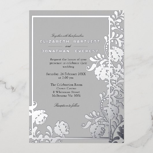 Zilveren Bloemen en Elegant Grijs Folie Uitnodiging (Voorkant)