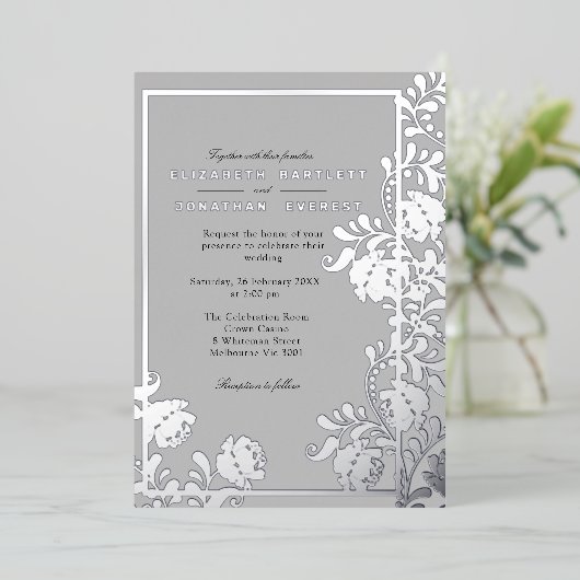 Zilveren Bloemen en Elegant Grijs Folie Uitnodiging (Staand Voorkant)