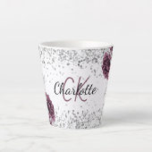 Zilveren bordeaux bloemen elegante monogram naam latte mok (Voorkant)