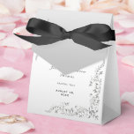 Zilveren decoratie bruiloft bedankdoosjes<br><div class="desc">Mooie moderne stijlvolle en elegante Wedding Favoriet Box voor uw speciale dag. Met glamoureuze romantische stijlvolle zilveren wervelingen en bloeit hoekdecoraties op een zilverkleurige achtergrond. Modieuze en verfijnde bruiloft ontwerp geschikt voor alle seizoenen. Alle tekst-, lettertype- en lettertypekleuren zijn volledig aanpasbaar om aan uw vereisten te voldoen. Als u hulp...</div>