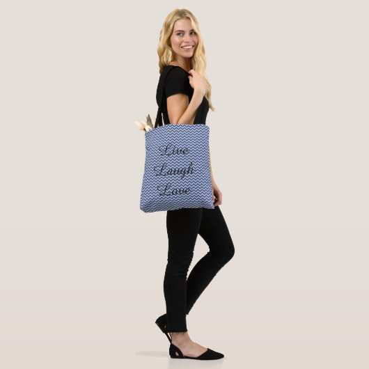 Zilveren en blauwe chevronstrepen tote bag (Op model)