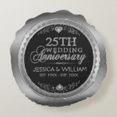 Zilveren en Zwarte 25e Huwelijksverjaardag Rond Kussen (Achterkant)