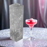 Zilveren Faux Glitter Gepersonaliseerde Wijn Gift Wijn<br><div class="desc">Maak uw geschenk extra speciaal met deze elegante zilveren glitter gepersonaliseerde wijngeschenkdoos. Ontworpen met een glinsterend zilveren glittereffect en aanpasbaar met een naam, is deze wijnbox ideaal voor bruiloften, vrijgezellenfeesten, jubilea of een officieel feest. Een chique en glamoureuze manier om een cadeau wijn aan uw geliefden of gasten te geven....</div>